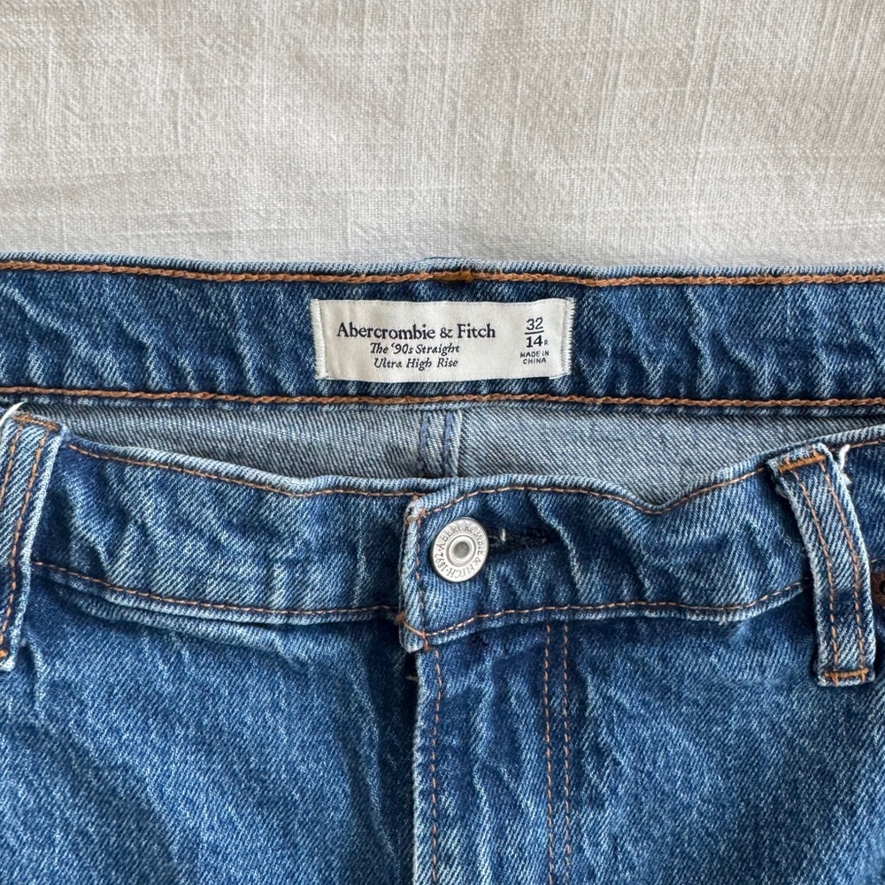 Abercrombie & Fitch The 90s Straight Ultra High Rise